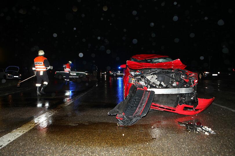 Die beiden Reiterinnen übersahen den Audi und wurden von ihm erfasst. Die Bilder von dem schrecklichen Unfall.