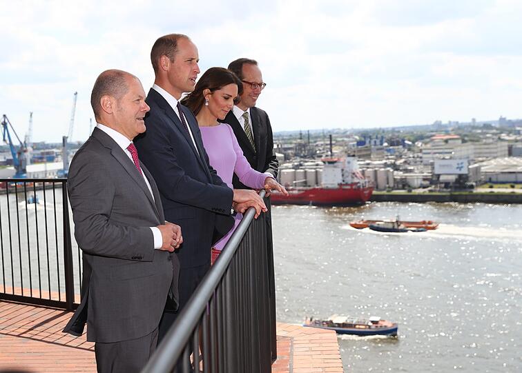 Hamburgs Erster Bürgermeister Olaf Scholz (SPD), Prinz William, Herzogin Kate und Christoph Lieben-Seutter, Intendant der Elbphilharmonie, schauen in Hamburg von der Elbphilharmonie auf den Containerhafen.