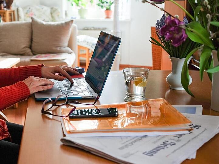 Ein Frau arbeitet in Homeoffice.