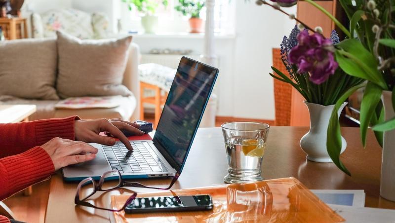 Ein Frau arbeitet in Homeoffice. Ein Frau arbeitet in Homeoffice.
