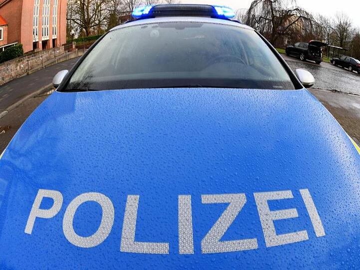 Ein Streifenwagen der Polizei mit eingeschaltetem Blaulicht. Foto: Carsten Rehder/dpa/Symbolbild