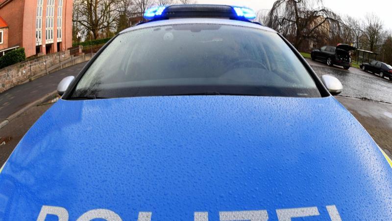 Ein Streifenwagen der Polizei mit eingeschaltetem Blaulicht. Foto: Carsten Rehder/dpa/Symbolbild Ein Streifenwagen der Polizei mit eingeschaltetem Blaulicht. Foto: Carsten Rehder/dpa/Symbolbild