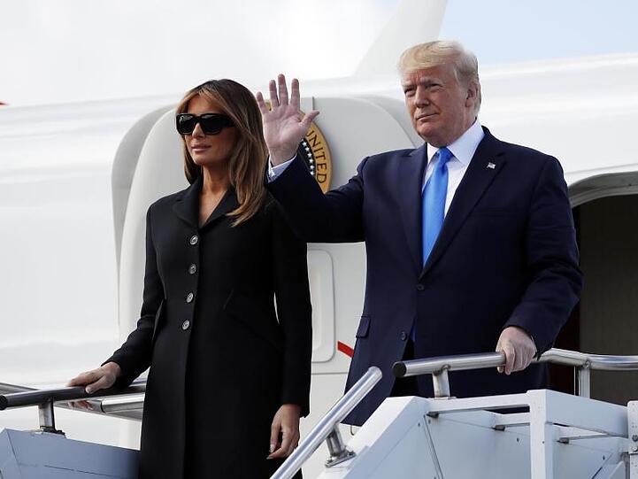 US-Präsident Donald Trump und seine Frau Melania treffen am Flughafen von Caen ein.