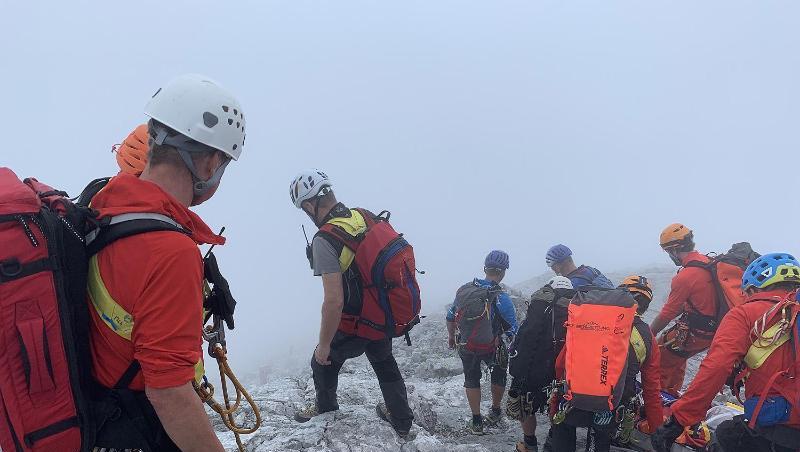 Bergretter transportieren in Nebel eine am Watzmann abgestürzte Bergsteigerin auf einer Trage den Berg hinunter. Foto: Bayerisches Rotes Kreuz Bergretter transportieren in Nebel eine am Watzmann abgestürzte Bergsteigerin auf einer Trage den Berg hinunter. Foto: Bayerisches Rotes Kreuz