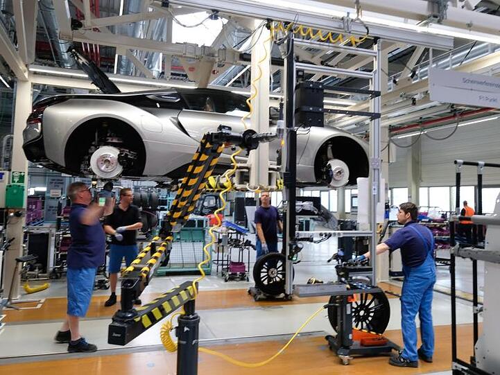 BMW hat auch im November mehr Autos verkauft als vor einem Jahr. Foto: Sebastian Willnow/dpa-Zentralbild/Archiv