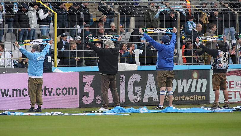 Legten vor dem Spiel gegen den VfL Osnabrück ihre Fahnen nieder: Die Fahnenschwenker des TSV 1860. Legten vor dem Spiel gegen den VfL Osnabrück ihre Fahnen nieder: Die Fahnenschwenker des TSV 1860.