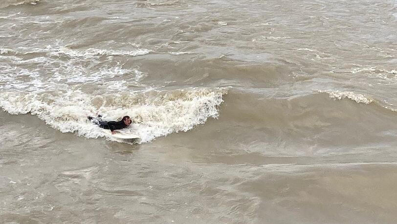 Sieht schön aus, ist aber auch ganz schön riskant: Ein Surfer auf der Isar. Sieht schön aus, ist aber auch ganz schön riskant: Ein Surfer auf der Isar.