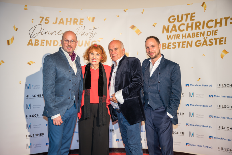 Kai Thieß (v.l.), Sarah Laux, Dieter Morjan und Peter Pallaoro von Juwelier Hilscher, der den Hauptpreis der Tombola, ein Collier, gespendet hat.
