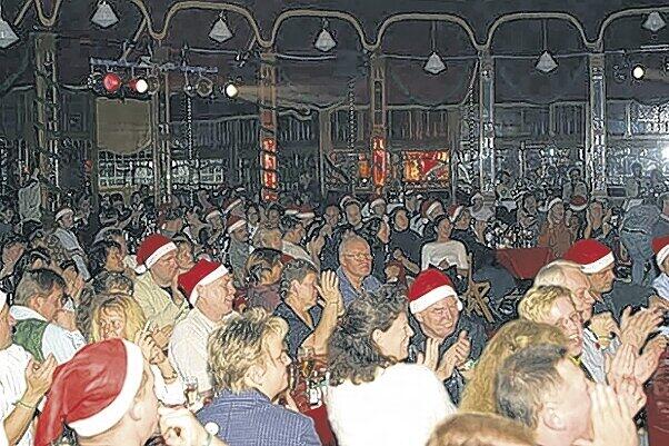 Speisen und trinken im Kollektiv: Betriebliche Adventsparties scheinen manchen Chefs als Geldverschwendung. Foto: dpa