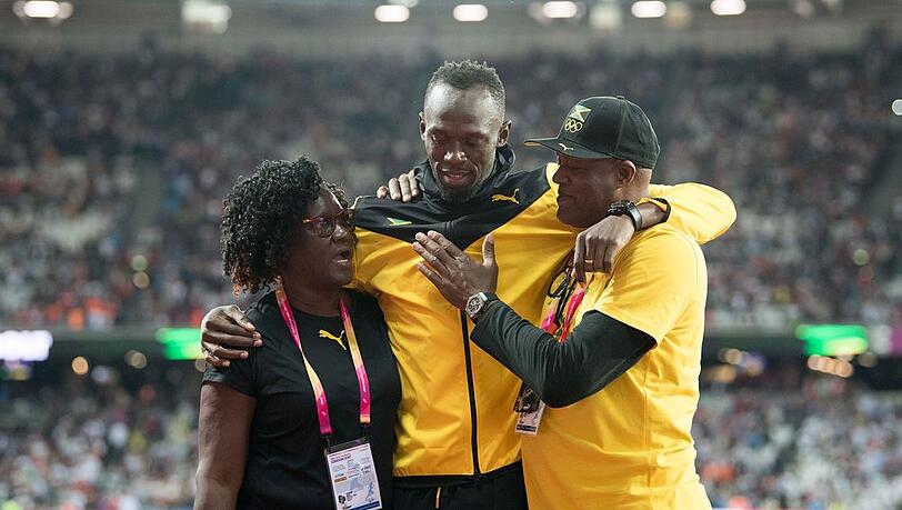 Usain Bolt (m.) mit seinen Eltern Wellesley und Jennifer in London.