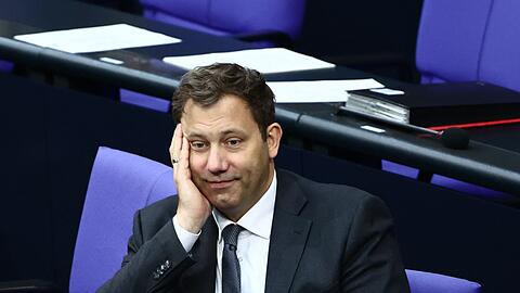 Finanzminister Lars Klingbeil (SPD) bringt der Tankrabatt Milliarden-Steuerausf&auml;lle.
