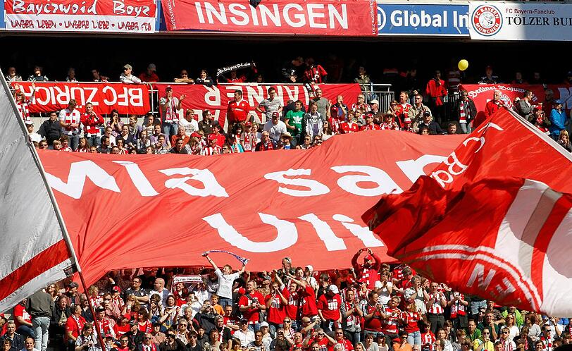 "Mia san Uli"-Schriftzüge auf T-Shirts und Plakaten in der Arena.