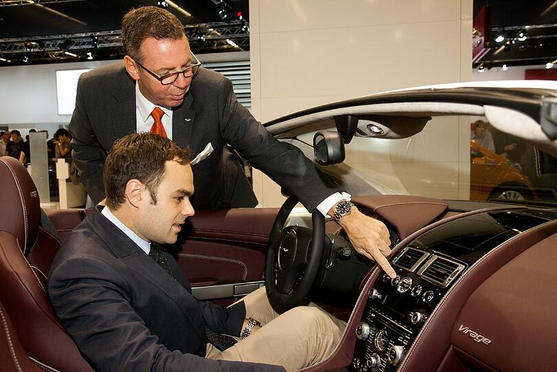 So funktioniert's: Auf der IAA erklärt Aston-Martin-Europa-Chef Jeffrey Scott 1860-Geschäftsführer Robert Schäfer die Instrumente des Aston Martin Virage.