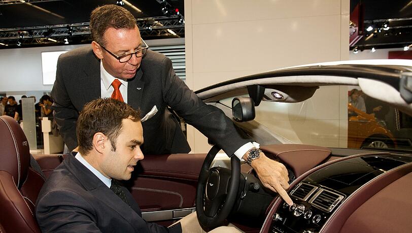 So funktioniert's: Auf der IAA erklärt Aston-Martin-Europa-Chef Jeffrey Scott 1860-Geschäftsführer Robert Schäfer die Instrumente des Aston Martin Virage. So funktioniert's: Auf der IAA erklärt Aston-Martin-Europa-Chef Jeffrey Scott 1860-Geschäftsführer Robert Schäfer die Instrumente des Aston Martin Virage.