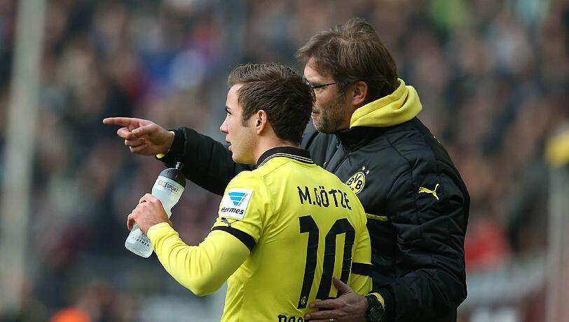 "Es gibt ungünstigere Zeitpunkte. Zum Beispiel vier Stunden vor
dem Spiel."(BVB-Trainer Jürgen Klopp am 23. April zum Bekanntwerden des Wechsels
von Mario Götze zu Bayern München einen Tag vor dem Champions-League-Halbfinale gegen Real Madrid) "Es gibt ungünstigere Zeitpunkte. Zum Beispiel vier Stunden vor
dem Spiel."(BVB-Trainer Jürgen Klopp am 23. April zum Bekanntwerden des Wechsels
von Mario Götze zu Bayern München einen Tag vor dem Champions-League-Halbfinale gegen Real Madrid)
