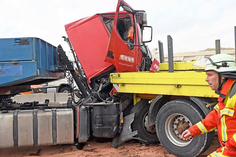 Das Führerhaus des Tiefladers krachte in den Anhänger - die Feuerwehr konnte den leichtverletzten Lkw-Fahrer aus dem Wrack bergen.