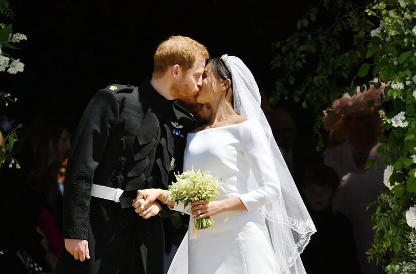 Der Kuss: Prinz Harry und Meghan küssten sich auf den Stufen der Kapelle
