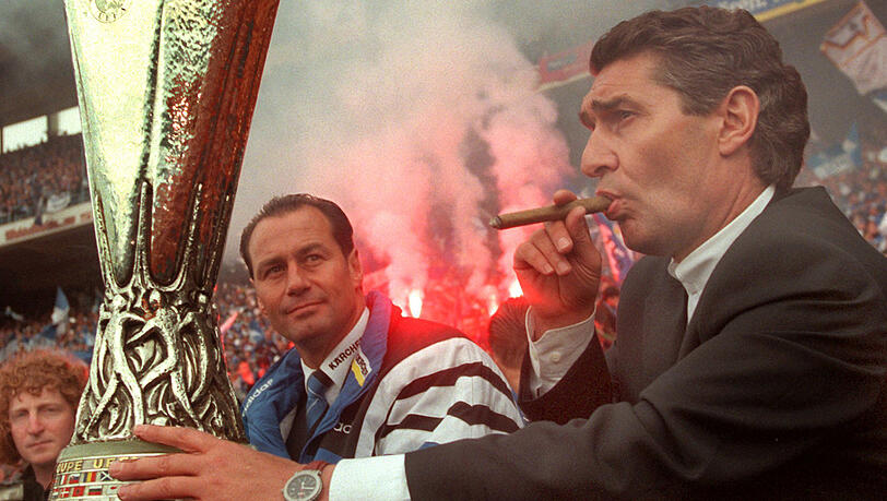 Der Tag nach dem großen Triumph: Rudi Assauer (r.) und Huub Stevens im Gelsenkirchener Parkstadion mit dem UEFA-Cup.