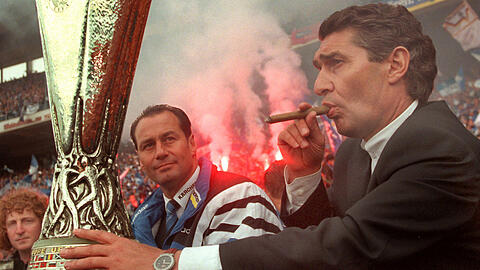 Der Tag nach dem großen Triumph: Rudi Assauer (r.) und Huub Stevens im Gelsenkirchener Parkstadion mit dem UEFA-Cup.