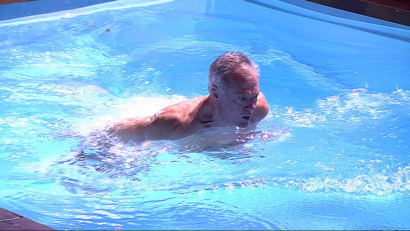 Ronald Schill mit Nackedei-Einlage am Pool.