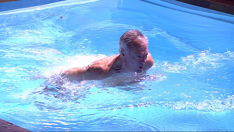 Ronald Schill mit Nackedei-Einlage am Pool. Ronald Schill mit Nackedei-Einlage am Pool.