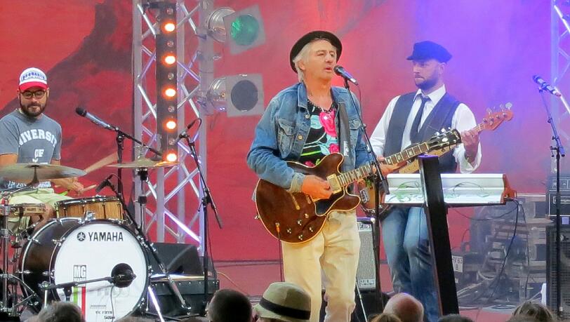 Georg Ringsgwandl im Konzert – heute kommt er zum Reden in den Giesinger Bahnhof. Georg Ringsgwandl im Konzert – heute kommt er zum Reden in den Giesinger Bahnhof.
