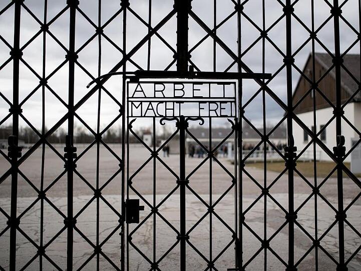 Blick auf das Tor des KZs in Dachau. Foto: Sven Hoppe/dpa