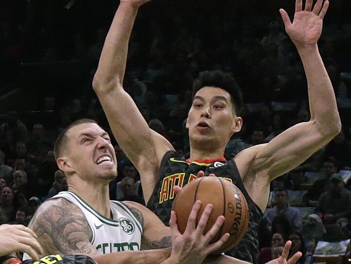 Daniel Theis (l) lieferte für Boston erneut eine starke Leistung ab.