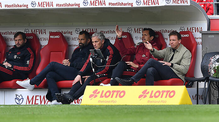 Die Bayern-Verantwortlichen um Julian Nagelsmann (r.) in Mainz auf der Bank sahen einen desolaten Auftritt ihrer Mannschaft.