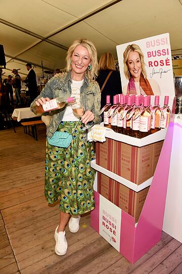 Monika Gruber schenkte ihren "Bussi-Bussi-Rosé" aus.
