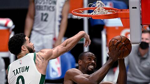 Serge Ibaka (r) in Aktion.
