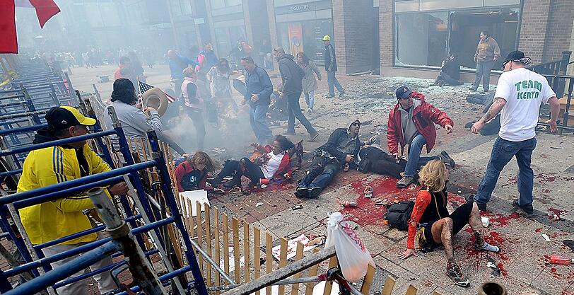 15. April 2013 Bei einem Bombenanschlag auf den traditionellen Marathonlauf in Boston sterben drei Menschen. Den Terrorakt verübten zwei aus dem Kaukasus stammende Brüder. Einige Tage später wird einer von ihnen auf der Flucht erschossen, der andere festgenommen.