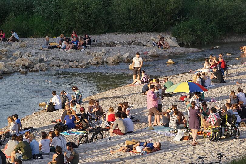 An an der Isar genießen die Münchner das schöne Pfingst-Wetter!