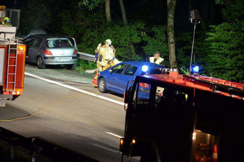 Unfall-Drama auf der A8 bei Grabenstätt: Eine französische Familie kracht mit ihrem Auto in ein Pannen-Auto. Bei dem Crash entsteht ein Trümmerfeld mit einer Länge von 300 Metern. Die Insassen kommen in die Klinik. Die Bilder...
