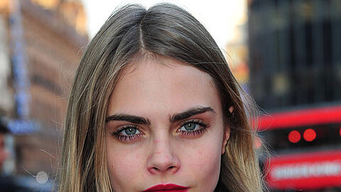 It-Girl Cara Delevingne auf dem roten Teppich in London. Sehen Sie weitere Fotos des Models in der Bilderstrecke.
