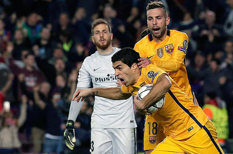 Luis Suárez feiert sein Tor zum 1:1 mit Jordi Alba.