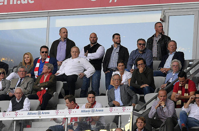 Bilder: Was macht der Löwen-Präsident beim Bayern Spiel?