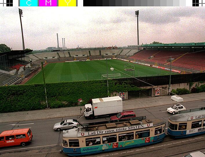 Denn 1860 zieht aus dem Grünwalder für mehrere Spiele wieder ins Olympiastadion um. In der Folge steht sogar ein Abriss der Kultstätte auf Giesings Höhen zur Debatte. Doch viele Fans setzen sich für den Erhalt des Stadions ein.
