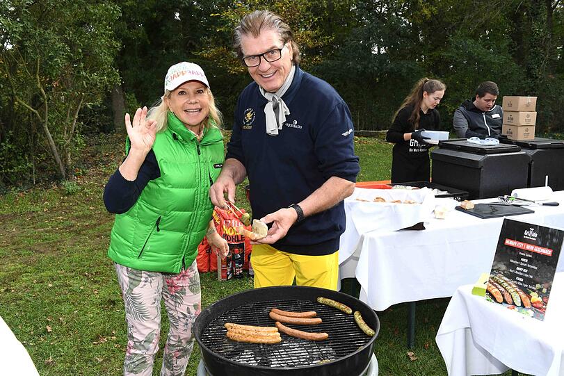 Marianne und Michael Hartl grillen