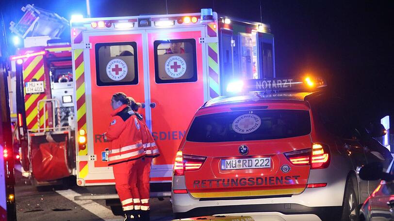 Ein silberner PKW ist in einen schwarzen Unfallwagen geprallt. Beide Fahrer kamen verletzt ins Krankenhaus.