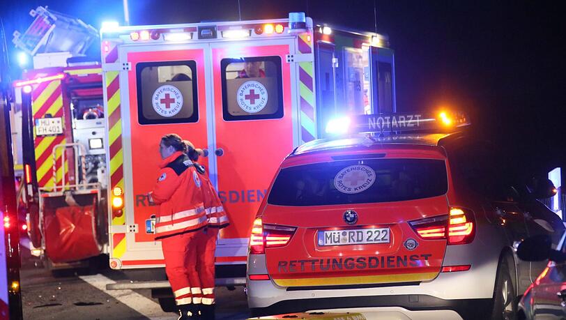 Ein silberner PKW ist in einen schwarzen Unfallwagen geprallt. Beide Fahrer kamen verletzt ins Krankenhaus.
