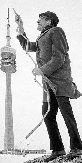 1970: Der Münchner Komiker Georg Blädel (&dagger; 1990) misst mal nach, ob der Turm auch wirklich so hoch ist, wie immer behauptet wird. . .
