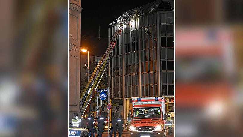 Rettungseinsatz im fünften Stock: Die Feuerwehr fährt mit einer Leiter zum Verunfallten rauf.