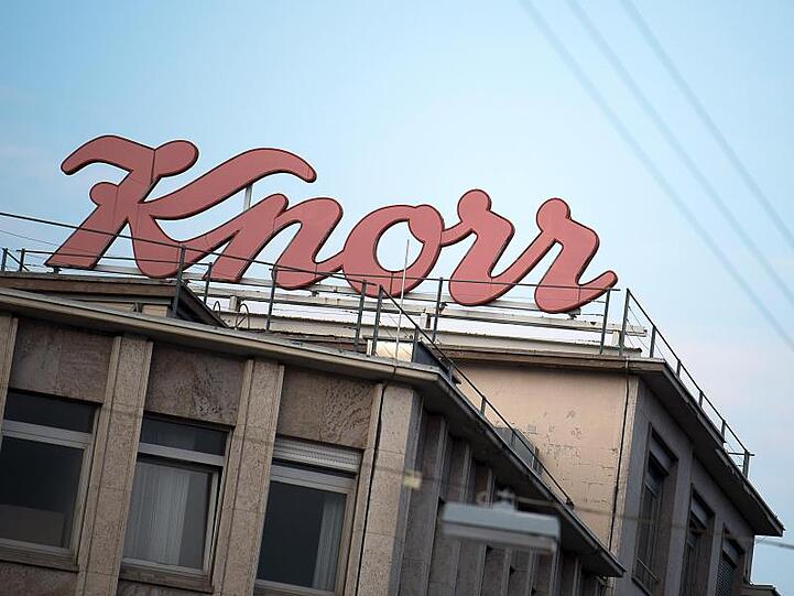 "Da der Begriff "Zigeunersauce" negativ interpretiert werden kann, haben wir entschieden, unserer Knorr Sauce einen neuen Namen zu geben", teilte der Mutterkonzern Unilever mit.