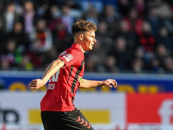 Robin Koch von Freiburg läuft mit dem Ball. Foto: Patrick Seeger/dpa/Archiv