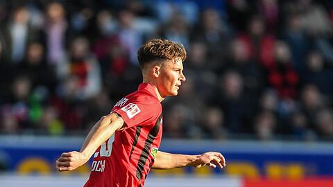Robin Koch von Freiburg läuft mit dem Ball. Foto: Patrick Seeger/dpa/Archiv