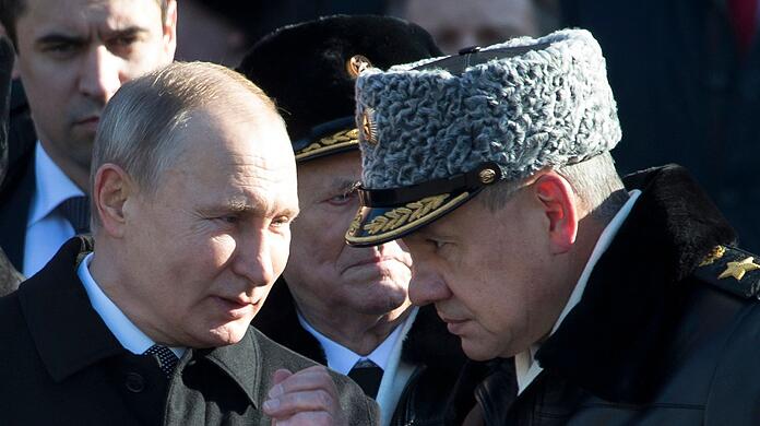 Der russische Präsident Wladimir Putin (l) und Verteidigungsminister Sergej Schoigu.