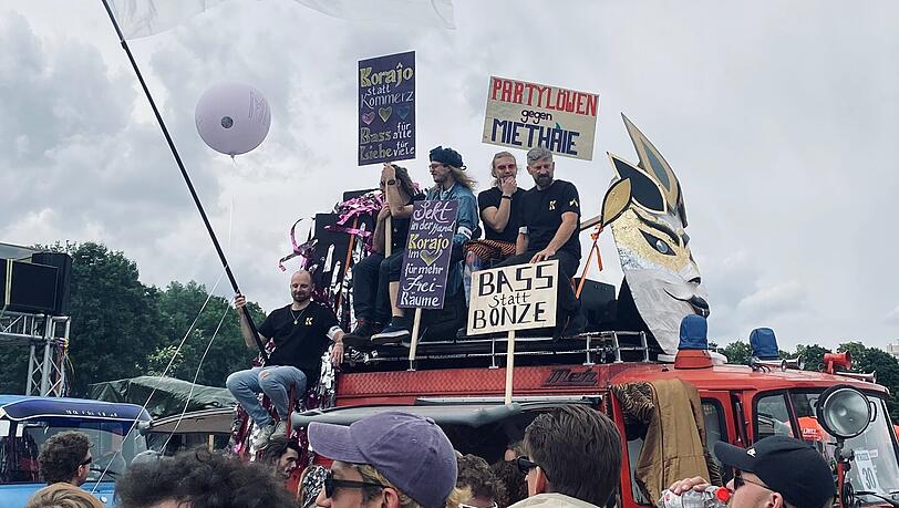 Der inzwischen traditionelle jährliche Umzug. Ein Foto vom 29. Mai 2025. Motto war: Lärm rauf, Mieten runter. Der inzwischen traditionelle jährliche Umzug. Ein Foto vom 29. Mai 2025. Motto war: Lärm rauf, Mieten runter.