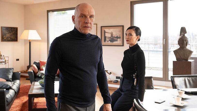 "Ostfriesenh&ouml;lle": Walter Grothejan (G&ouml;tz Schubert, l.) und seine Assistentin Luna (Agnes Decker, r.) m&uuml;ssen die Probleme ihrer Firma mit einem mexikanischem Kartell l&ouml;sen.