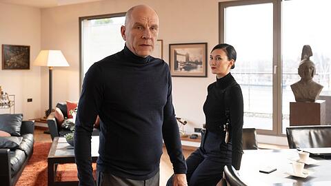 "Ostfriesenh&ouml;lle": Walter Grothejan (G&ouml;tz Schubert, l.) und seine Assistentin Luna (Agnes Decker, r.) m&uuml;ssen die Probleme ihrer Firma mit einem mexikanischem Kartell l&ouml;sen.